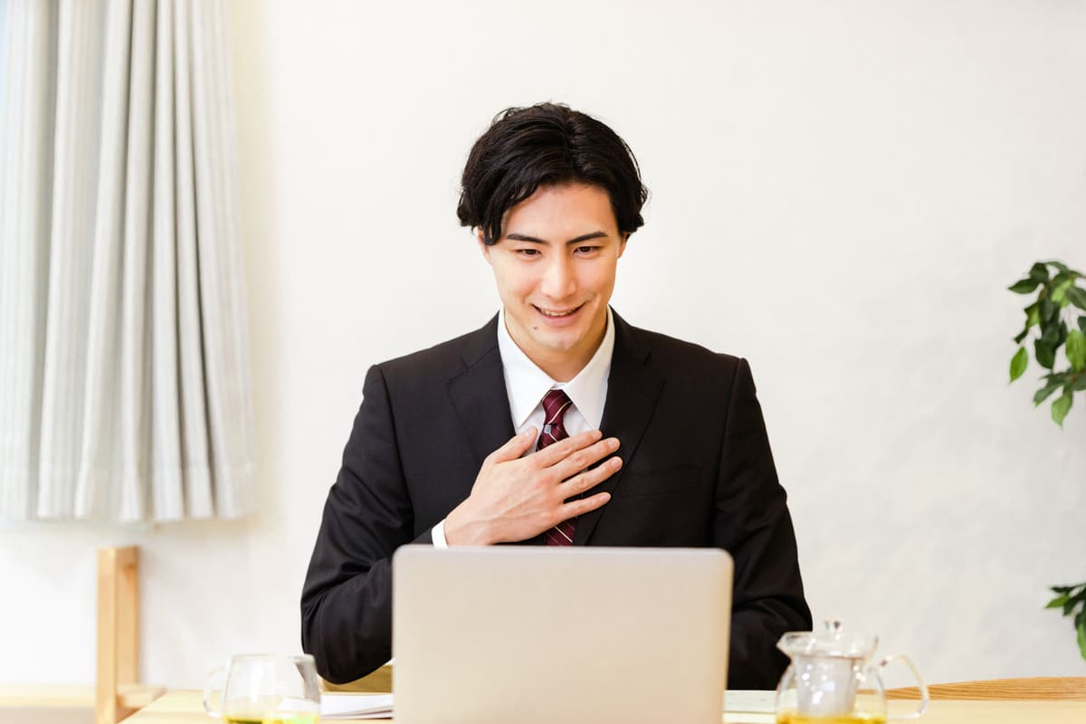 オンライン相談で物件を案内する笑顔のスタッフ
